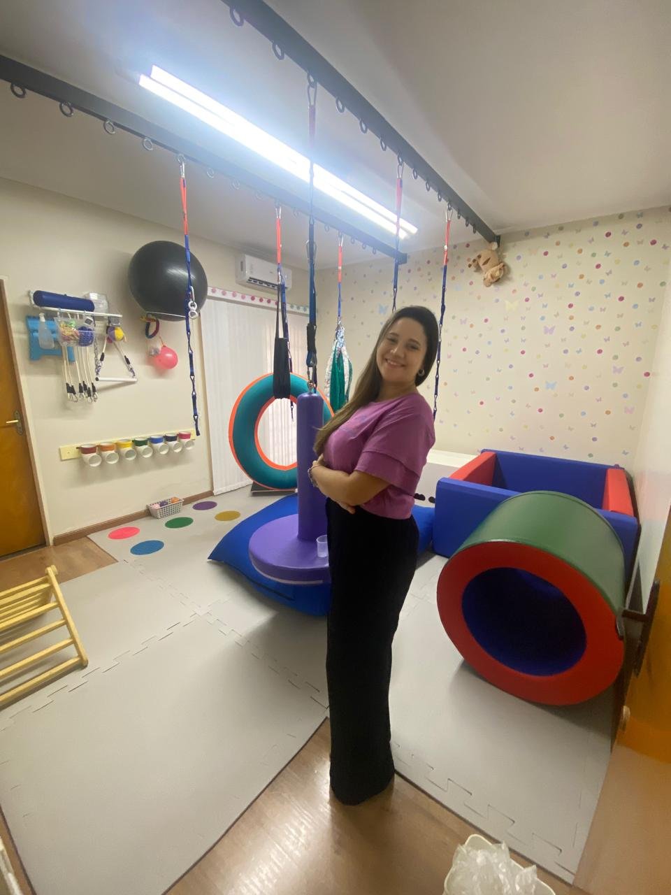 Caroline Leone com equipamentos sensoriais