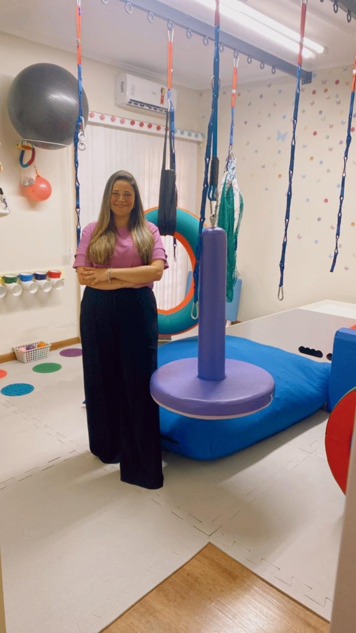 Caroline Leone sorrindo