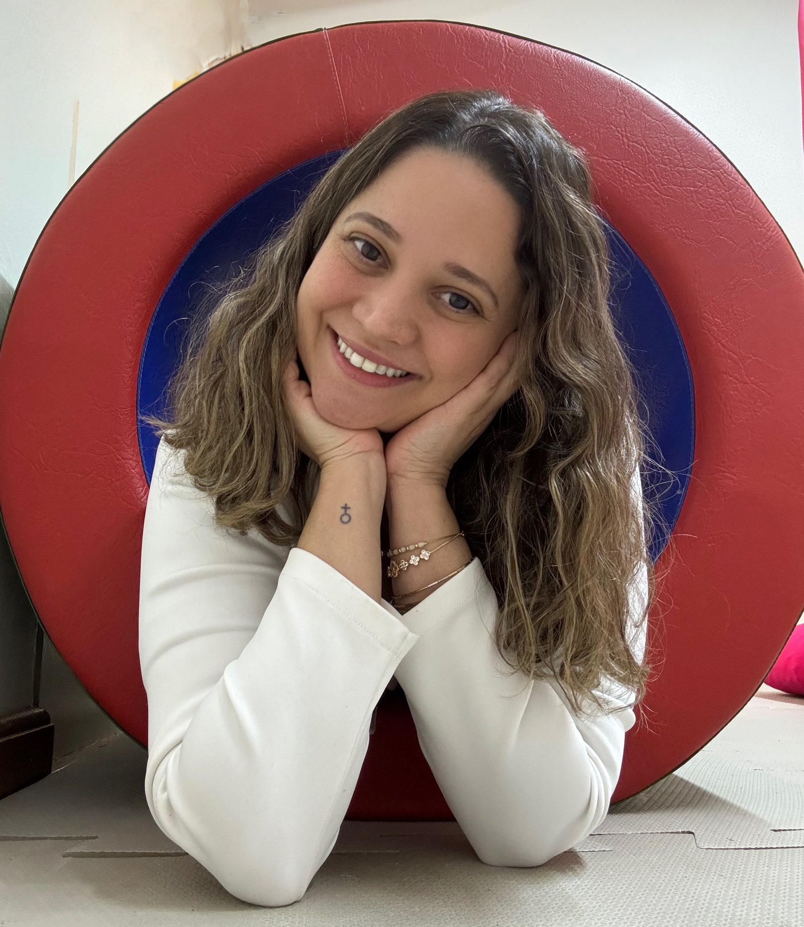 Caroline Leone dentro do tubo sensorial