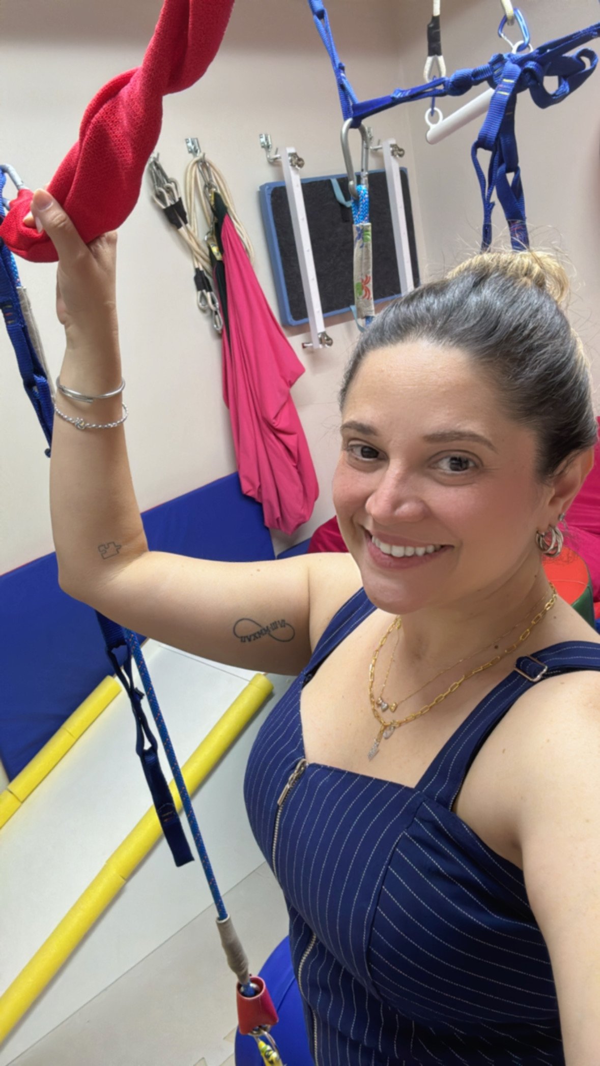 Caroline Leone trabalhando com criança